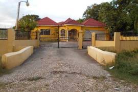 4 Bedrooms 3 Bathrooms, House for Sale in May Pen