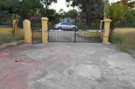 4 Bedrooms 3 Bathrooms, House for Sale in May Pen