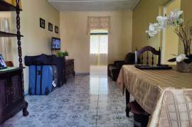 4 Bedrooms 2 Bathrooms, House for Sale in Kingston 11