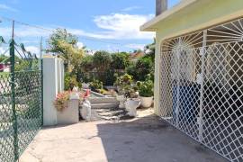 4 Bedrooms 2 Bathrooms, House for Sale in Spanish Town