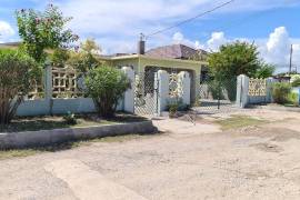 4 Bedrooms 2 Bathrooms, House for Sale in Spanish Town