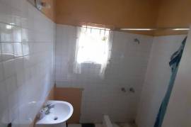 3 Bedrooms 2 Bathrooms, House for Sale in May Pen