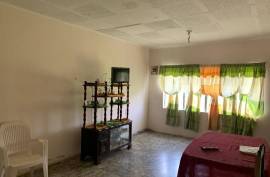 4 Bedrooms 2 Bathrooms, House for Sale in May Pen