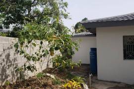 3 Bedrooms 2 Bathrooms, House for Sale in May Pen