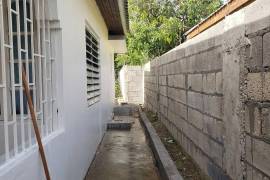 3 Bedrooms 2 Bathrooms, House for Sale in May Pen