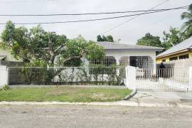 3 Bedrooms 2 Bathrooms, House for Sale in May Pen