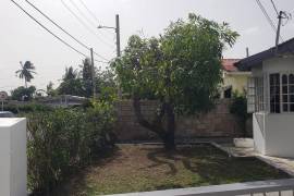 3 Bedrooms 2 Bathrooms, House for Sale in May Pen