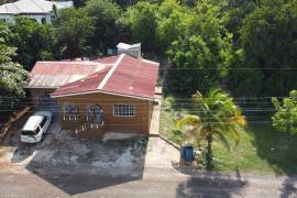 3 Bedrooms 2 Bathrooms, House for Sale in Junction