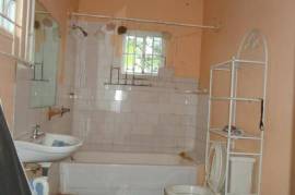 5 Bedrooms 3 Bathrooms, House for Sale in May Pen