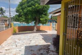 3 Bedrooms 2 Bathrooms, House for Sale in May Pen