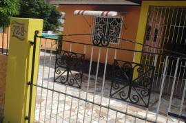 3 Bedrooms 2 Bathrooms, House for Sale in May Pen