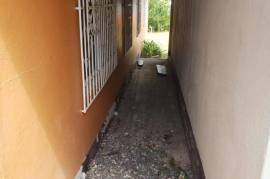 3 Bedrooms 2 Bathrooms, House for Sale in May Pen