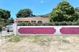 5 Bedrooms 3 Bathrooms, House for Private in Spanish Town