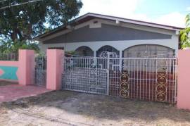 4 Bedrooms 2 Bathrooms, House for Private in May Pen