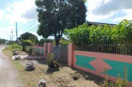 4 Bedrooms 2 Bathrooms, House for Private in May Pen