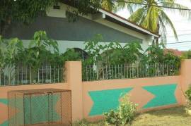 4 Bedrooms 2 Bathrooms, House for Private in May Pen