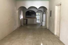 3 Bedrooms 2 Bathrooms, House for Sale in May Pen