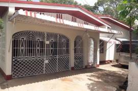 4 Bedrooms 2 Bathrooms, House for Sale in May Pen