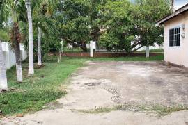 4 Bedrooms 2 Bathrooms, House for Sale in May Pen