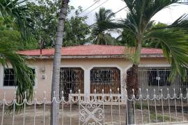 4 Bedrooms 2 Bathrooms, House for Sale in May Pen