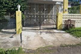 3 Bedrooms 2 Bathrooms, House for Sale in May Pen