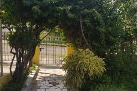 3 Bedrooms 2 Bathrooms, House for Sale in May Pen