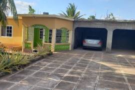 3 Bedrooms 2 Bathrooms, House for Private in Spanish Town