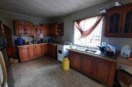 3 Bedrooms 2 Bathrooms, House for Sale in May Pen