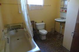 4 Bedrooms 2 Bathrooms, House for Sale in May Pen