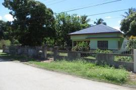 4 Bedrooms 2 Bathrooms, House for Sale in May Pen