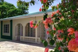 4 Bedrooms 2 Bathrooms, House for Sale in May Pen