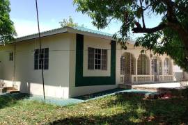 4 Bedrooms 2 Bathrooms, House for Sale in May Pen