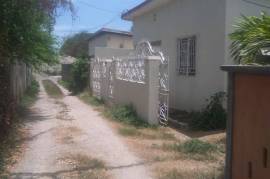 4 Bedrooms 2 Bathrooms, House for Sale in Kingston 11