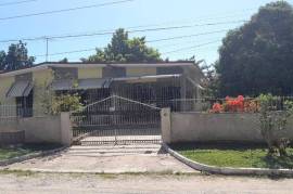 3 Bedrooms 2 Bathrooms, House for Sale in Spanish Town