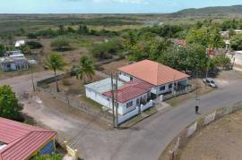 3 Bedrooms 2 Bathrooms, House for Sale in May Pen