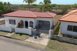 3 Bedrooms 2 Bathrooms, House for Sale in May Pen