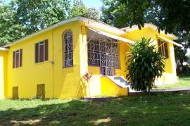 3 Bedrooms 2 Bathrooms, House for Sale in Linstead