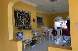 4 Bedrooms 2 Bathrooms, House for Private in Linstead