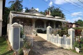 4 Bedrooms 2 Bathrooms, House for Private in Linstead