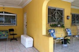 4 Bedrooms 2 Bathrooms, House for Private in Linstead