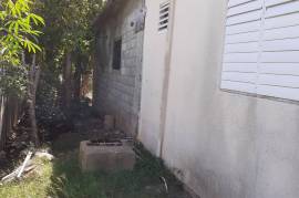 2 Bedrooms 2 Bathrooms, House for Sale in May Pen