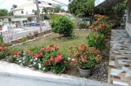 3 Bedrooms 2 Bathrooms, House for Sale in May Pen