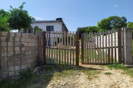 2 Bedrooms 1 Bathrooms, House for Private in May Pen