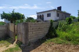 2 Bedrooms 1 Bathrooms, House for Private in May Pen