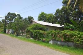 3 Bedrooms 2 Bathrooms, House for Sale in May Pen