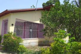 3 Bedrooms 2 Bathrooms, House for Sale in May Pen