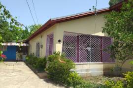 3 Bedrooms 2 Bathrooms, House for Sale in May Pen