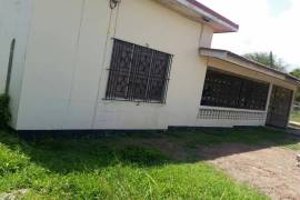 4 Bedrooms 2 Bathrooms, House for Sale in May Pen