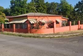 3 Bedrooms 2 Bathrooms, House for Sale in May Pen