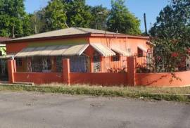 3 Bedrooms 2 Bathrooms, House for Sale in May Pen